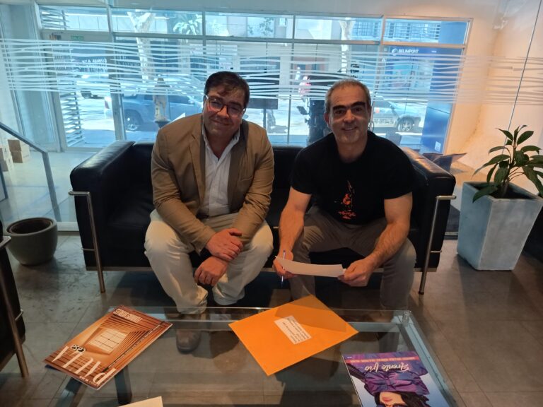 Un histórico acuerdo entre Serrano y Ediciones de la Plaza para promover la lectura