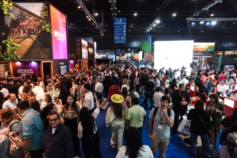 Intendente y directora de Turismo buscan ideas en Feria Internacional en Buenos Aires