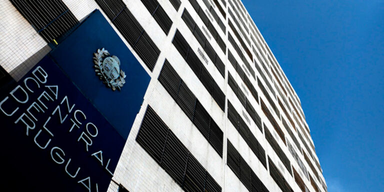 El BCU se prepara para intervenir si el dólar sigue cayendo