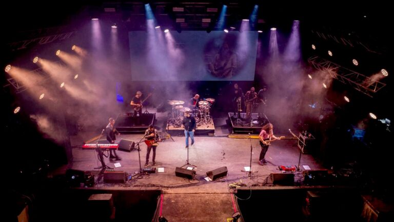 El público colmó el Parque Rodó para una noche a puro rock abriendo “Minas y Abril”