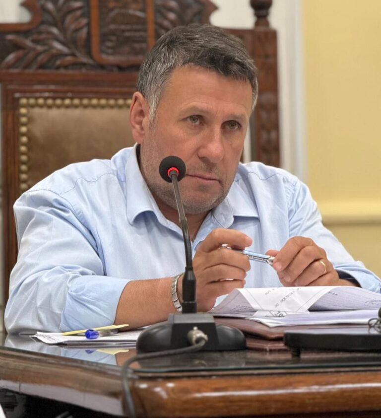 Calvo arremete contra Ximénez por ceses y cuestiona la colocación de la Placa de Memoria