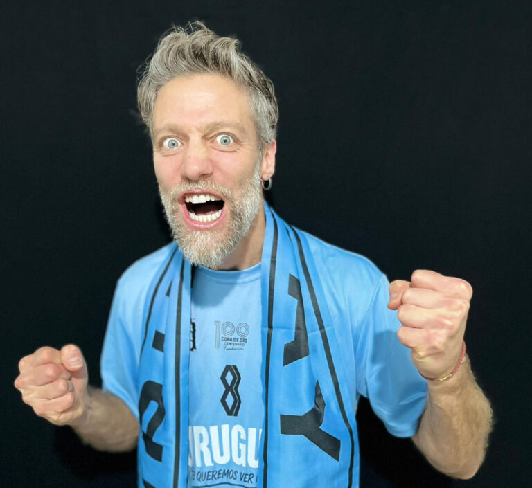 Santiago Olivera le puso su voz a la nueva versión de “Uruguay te queremos ver campeón”