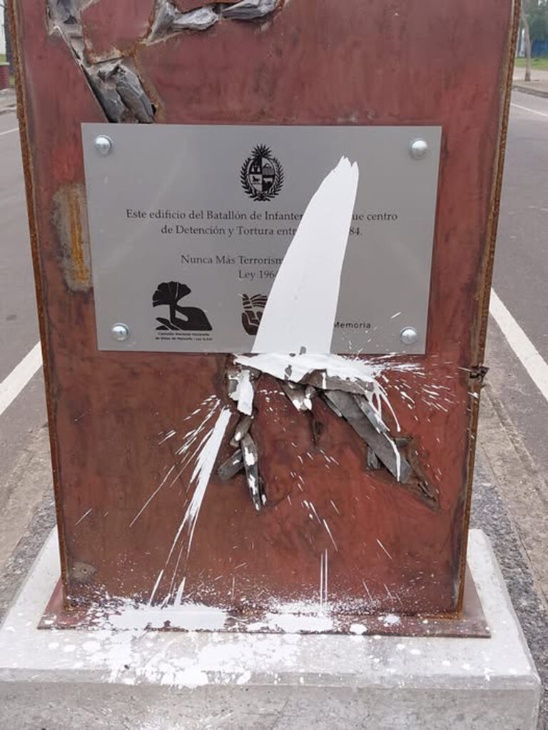 Vandalizaron con pintura la placa de Sitios de Memoria ubicada en la Avenida Artigas