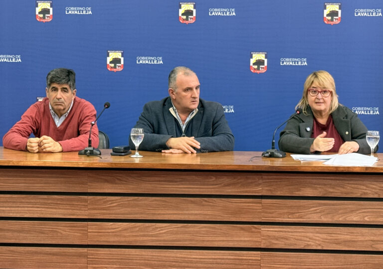 La ministra Sandra Lazo visitó la División de Ejército IV y se reunió con autoridades locales