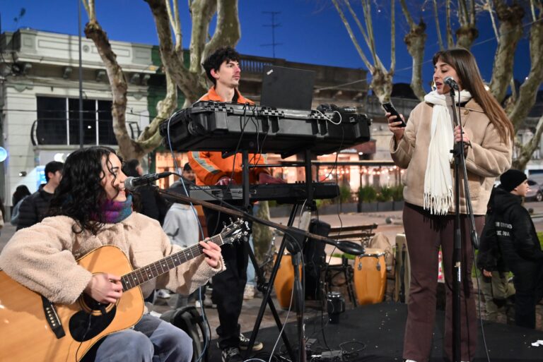 La juventud tomó la Plaza Libertad con música, talento y propuestas en una jornada fría, pero de encuentro