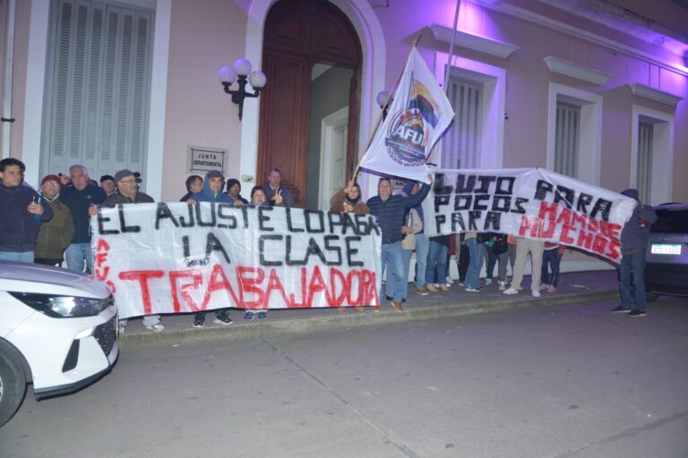 AFUM se movilizó frente a la Intendencia y cuestionó la situación laboral de los municipales