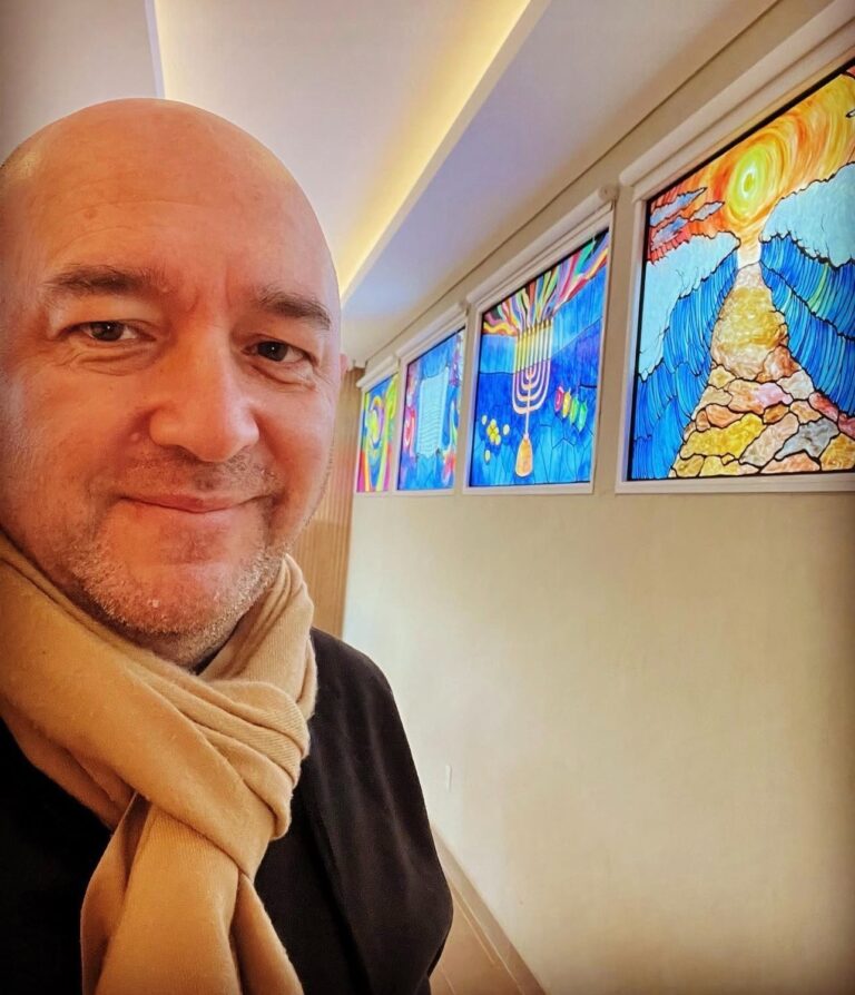Iván Hansen trabaja en la recuperación del histórico “Salón Dorado” del Club Minas